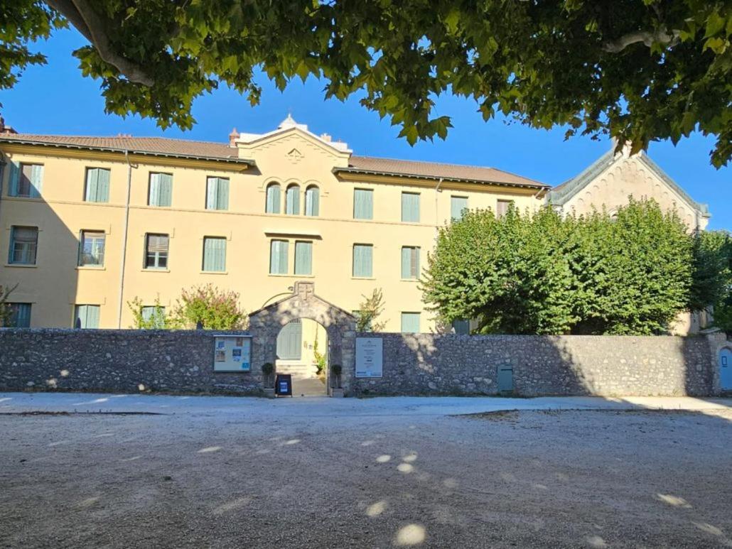 D'etape Et De Groupe Du Clos Saint Roch *